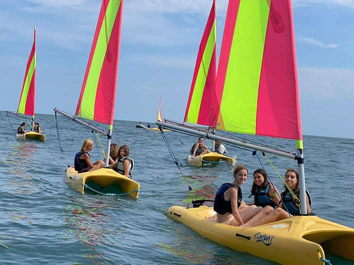 découvrez les activités variées de l'espace aquatique à lande, idéales pour toute la famille : baignade, toboggans, bassin intérieur et extérieur, détente et loisirs aquatiques garantis.