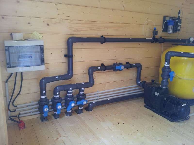 découvrez comment brancher facilement votre aspirateur de piscine sur un skimmer pour un nettoyage efficace et rapide de votre bassin.