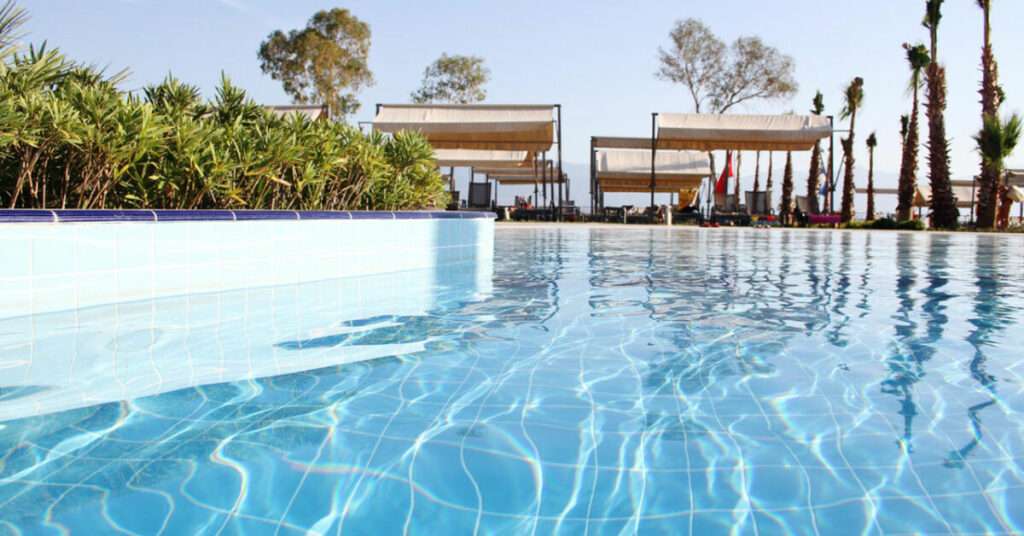 découvrez comment doser efficacement le sulfate de cuivre dans votre piscine pour lutter contre les algues et maintenir une eau propre et claire.