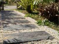 découvrez les inconvénients d'une terrasse en gravier : entretien, stabilité, confort et esthétique pour mieux choisir votre revêtement extérieur.