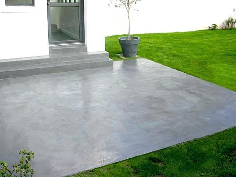 découvrez les avantages d'une piscine en béton ciré et nos conseils pour une installation réussie, durable et esthétique.