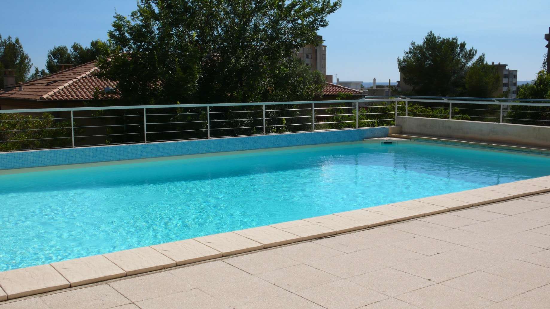 découvrez comment poser une margelle de piscine parfaitement pour sécuriser et embellir votre bassin. guide pratique et conseils étape par étape.