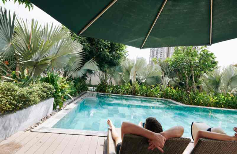 découvrez nos conseils et astuces pour poser une margelle de piscine de manière professionnelle et sécurisée, pour un rendu esthétique et durable.