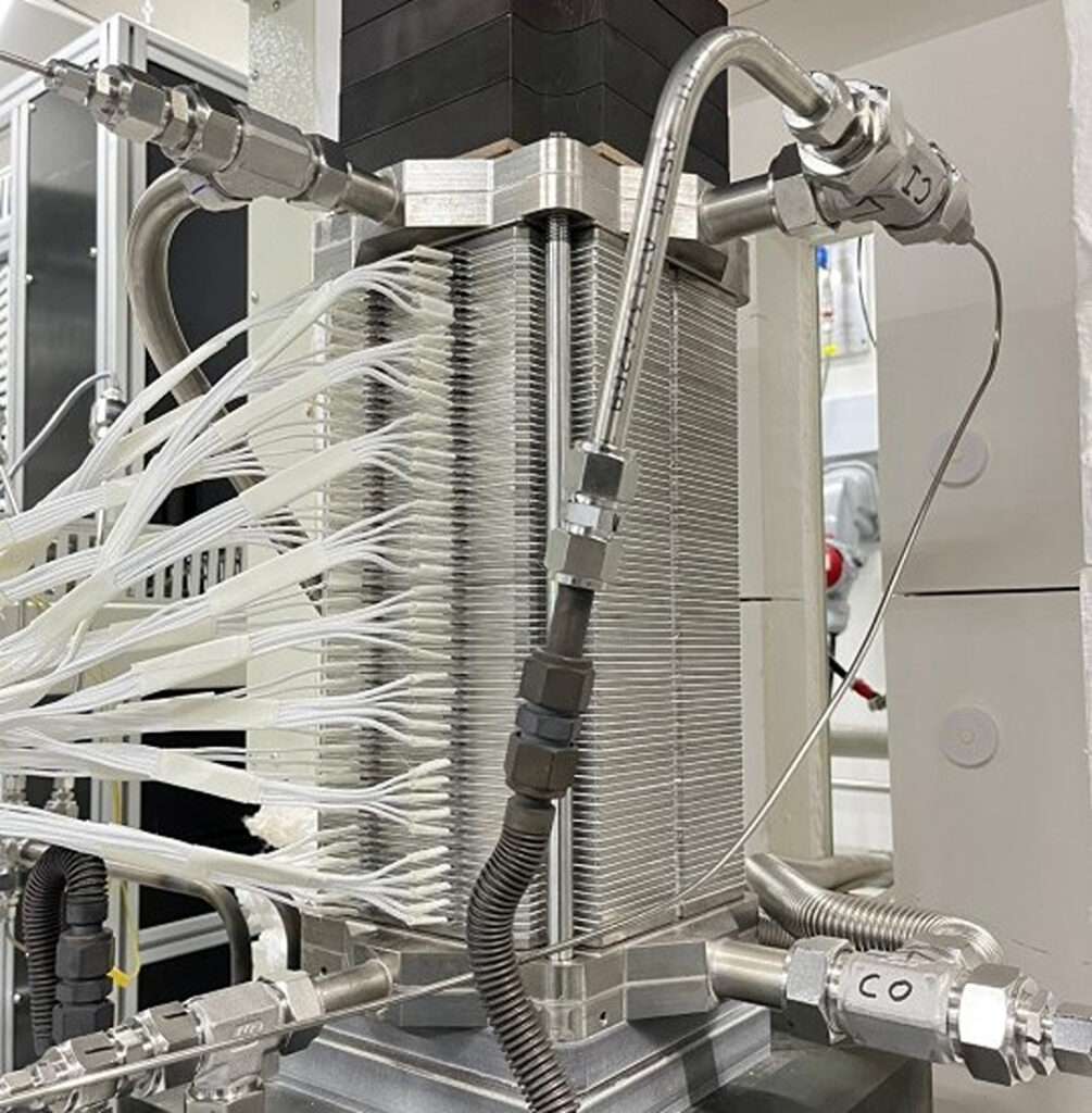 découvrez le rôle essentiel de la cellule d'électrolyseur d'hydrogène dans la production d'hydrogène propre et durable grâce à l'électrolyse de l'eau.