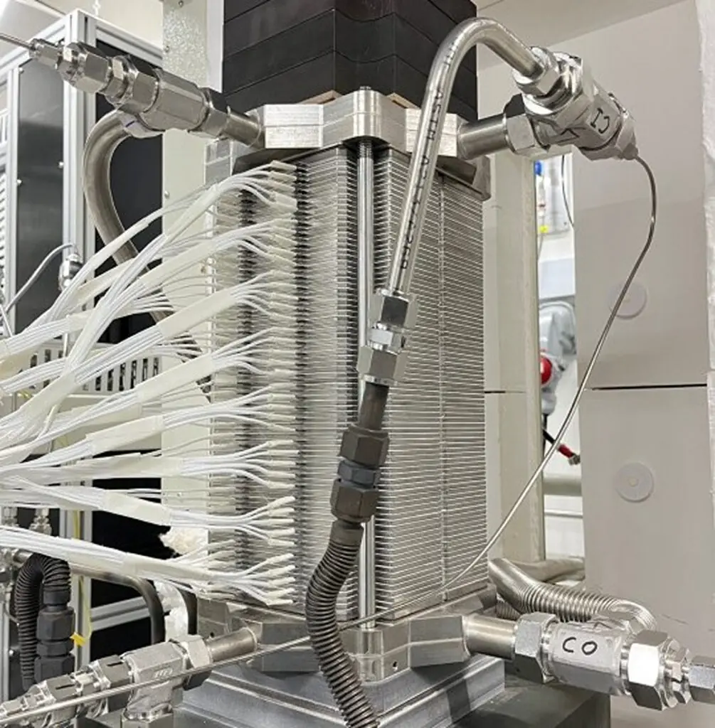 découvrez le rôle essentiel de la cellule d'électrolyseur d'hydrogène dans la production d'hydrogène propre et durable grâce à l'électrolyse de l'eau.