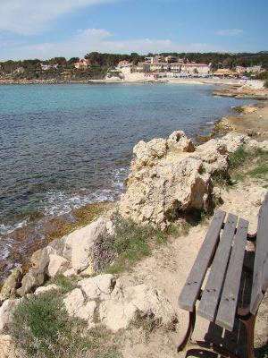découvrez la calanque de la tuilière, un site naturel paisible aux eaux cristallines, parfait pour la randonnée, la baignade et la détente en pleine nature.