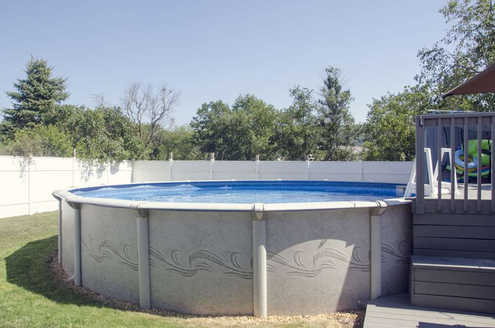 découvrez comment choisir la dalle idéale pour votre piscine hors sol afin d'assurer stabilité, durabilité et facilité d'installation.