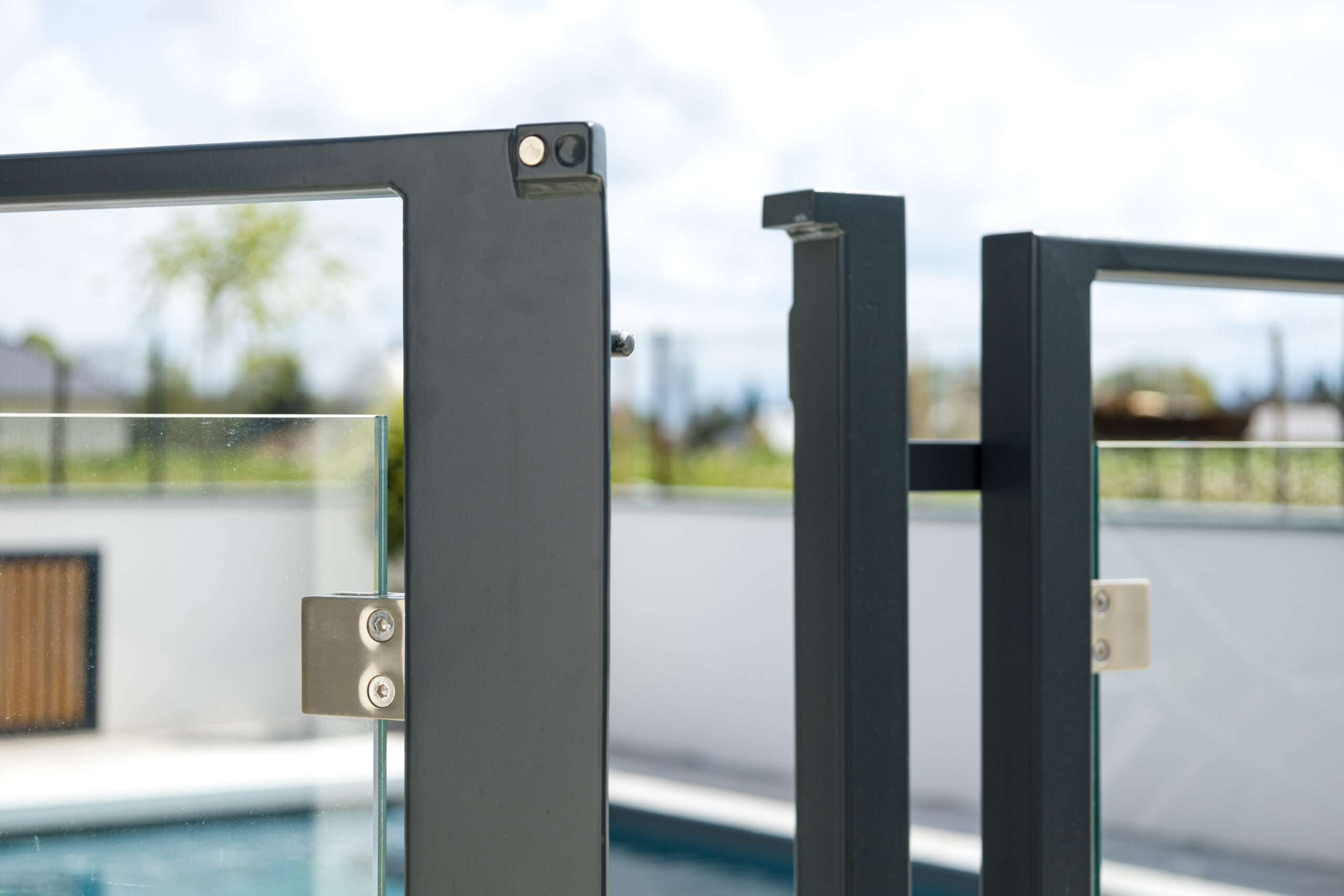 découvrez comment choisir le garde-corps idéal pour votre piscine alliant sécurité optimale et style élégant, pour protéger vos proches tout en embellissant votre espace extérieur.