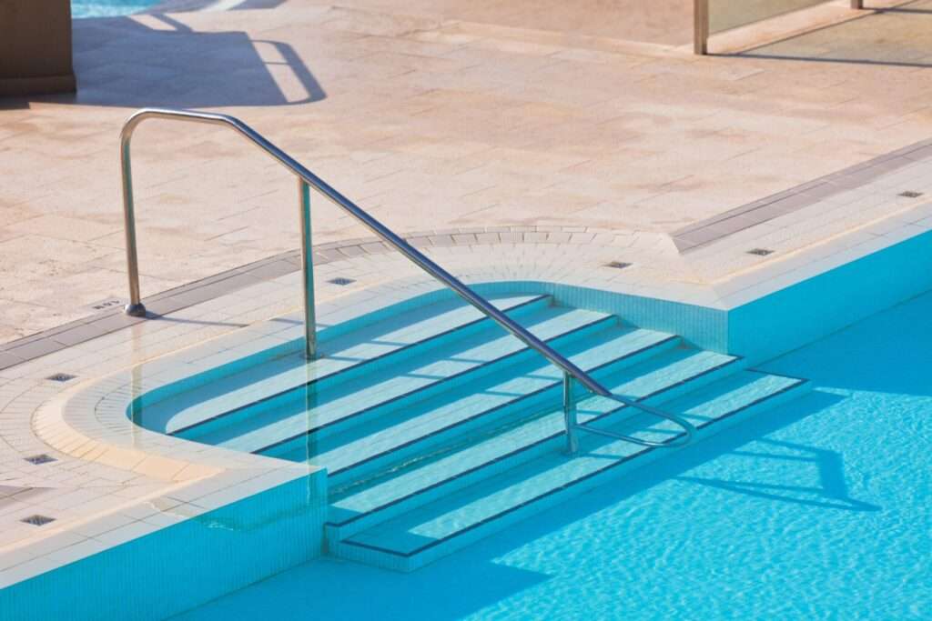découvrez notre guide complet pour choisir et installer un escalier piscine liner adapté à votre bassin, alliant sécurité, confort et esthétisme.