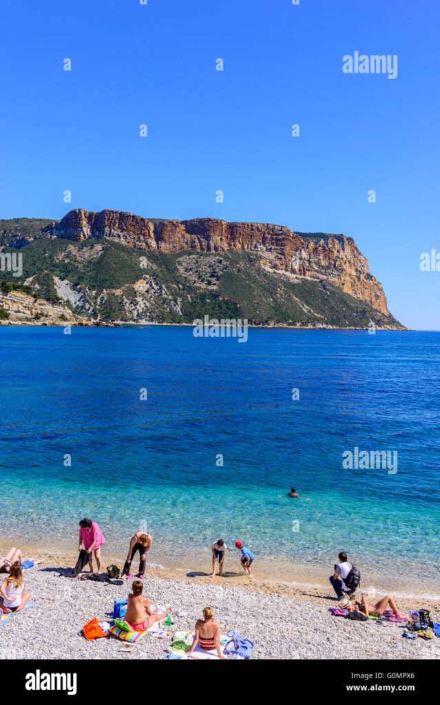 découvrez la plage de bestouan, un véritable joyau varois où sable fin et eaux cristallines vous invitent à la détente et à l'évasion.