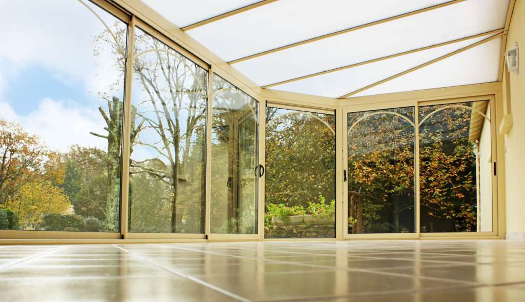 découvrez le prix moyen d'une véranda rideau de 20m2 en 2026. guide complet pour estimer votre budget, matériaux et conseils d'installation.