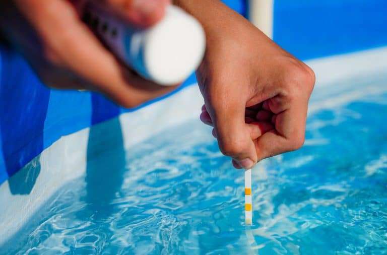 découvrez comment maintenir un bain au ph équilibré pour minimiser les risques et garantir des précautions essentielles à la sécurité et au confort de tous.