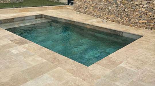 découvrez des idées épurées pour aménager votre piscine sans margelle, alliant modernité et simplicité pour un espace extérieur élégant et minimaliste.