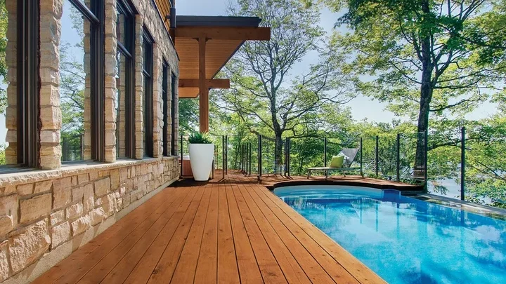 découvrez notre terrasse de piscine en bois élégante et durable, parfaite pour profiter de l'extérieur avec style et confort.