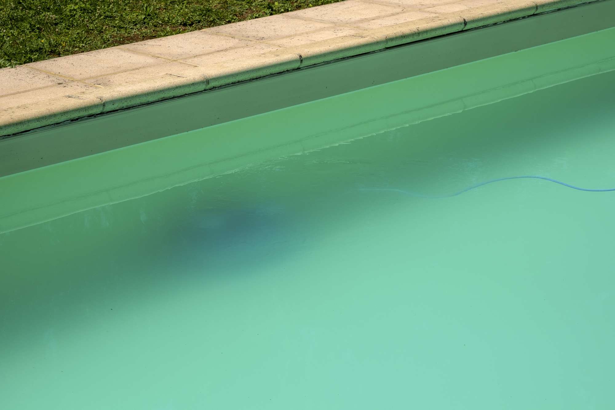 découvrez pourquoi l'eau devient trouble après un traitement choc au chlore et comment rétablir la clarté de votre piscine rapidement et efficacement.