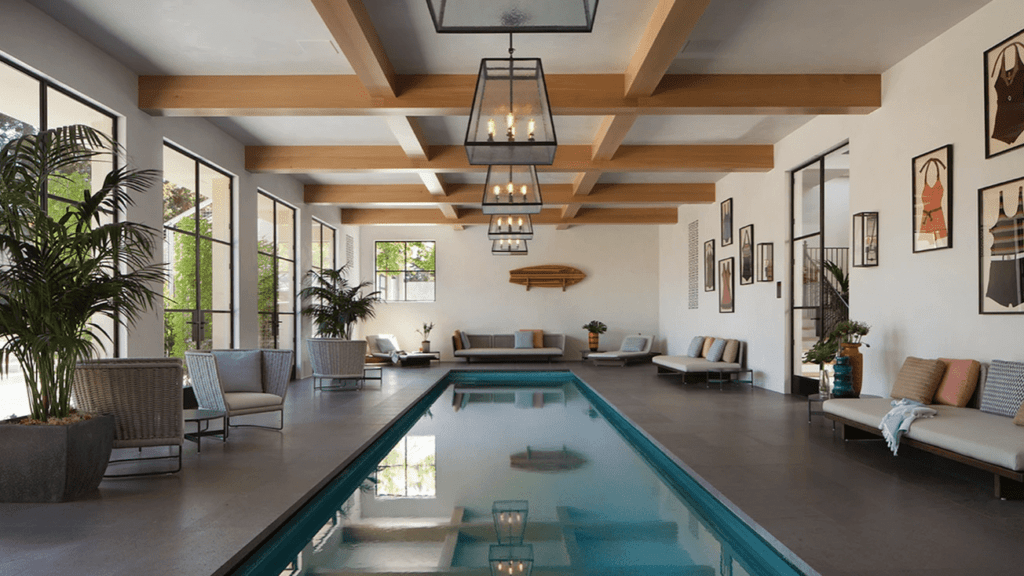 découvrez notre salle de piscine intérieure, un espace élégant et confortable pour profiter de la natation toute l'année, quelles que soient les conditions météorologiques.