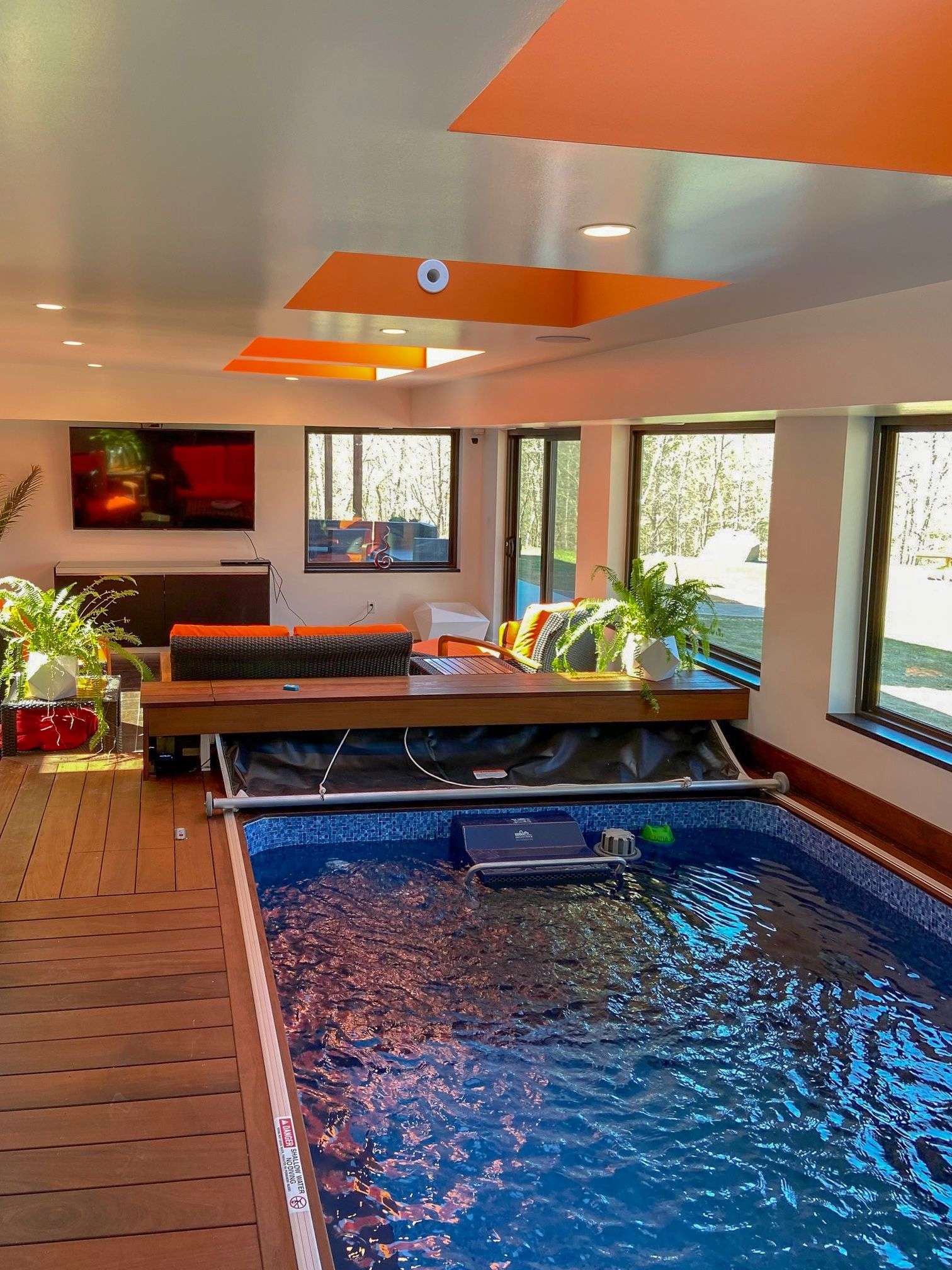découvrez notre salle de piscine intérieure moderne, idéale pour se détendre toute l'année dans un cadre confortable et élégant.