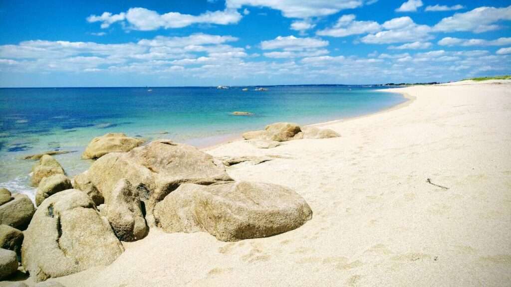 découvrez kerouini beach, un paradis côtier idyllique offrant plages de sable fin, eaux cristallines et paysages naturels exceptionnels pour des moments de détente inoubliables.