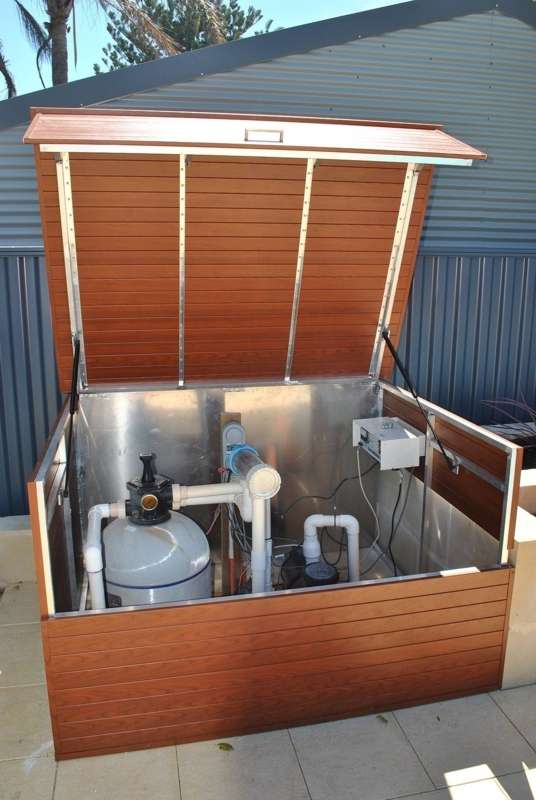 découvrez notre local de rangement en bois spécialement conçu pour votre équipement de piscine, alliant durabilité et esthétique naturelle pour un entretien facile et organisé.