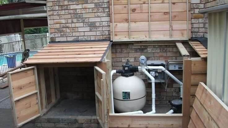 découvrez notre local technique en bois pour piscine, alliant robustesse et esthétisme, idéal pour ranger et protéger tous vos équipements de piscine.