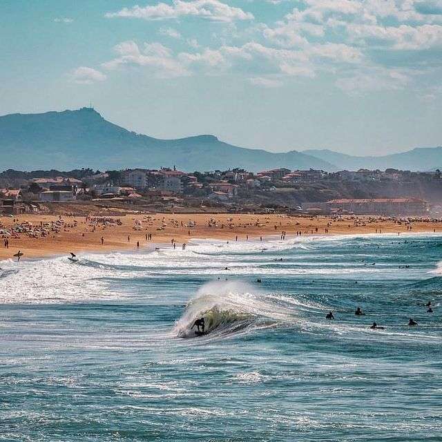 découvrez la plage des cavaliers à anglet, un spot idéal pour les amateurs de surf, de nature et de détente au bord de l'océan atlantique.