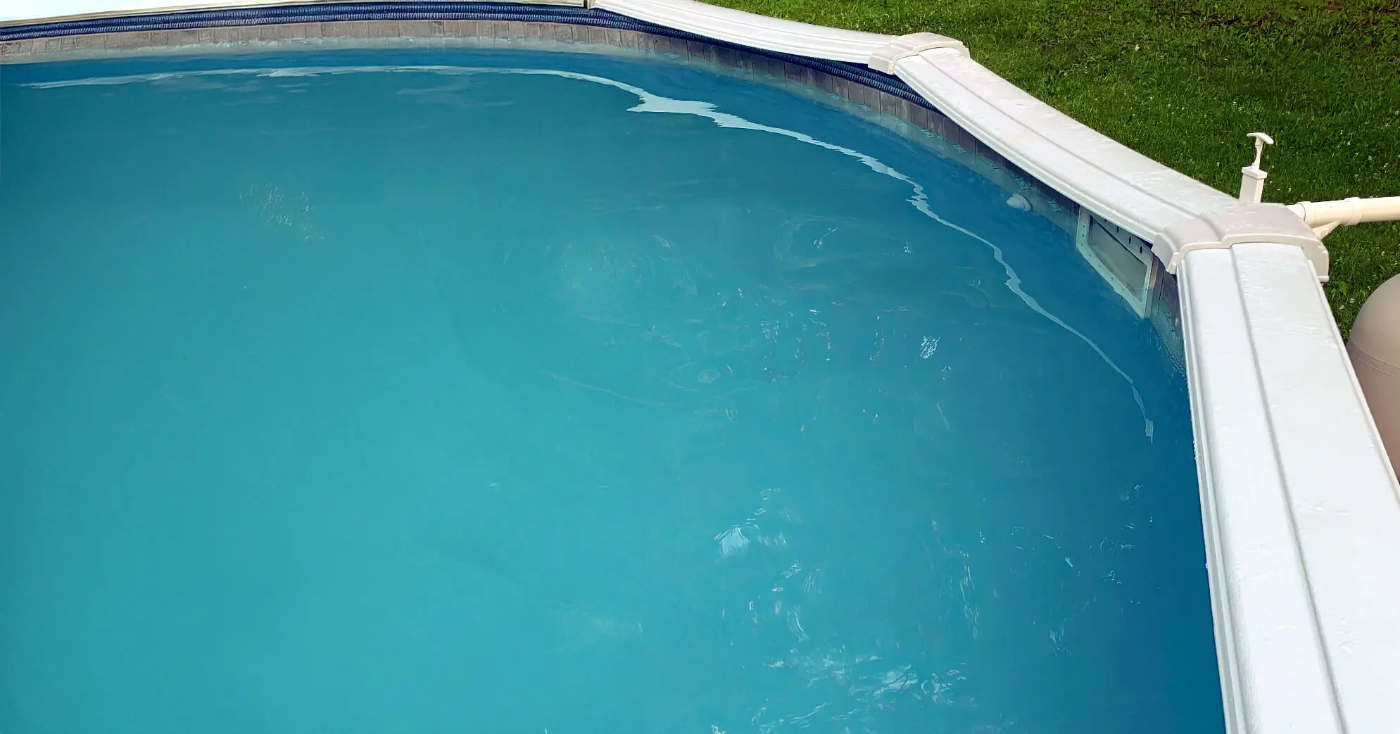 découvrez comment identifier et traiter l'eau trouble dans votre piscine pour une baignade claire et saine toute la saison.