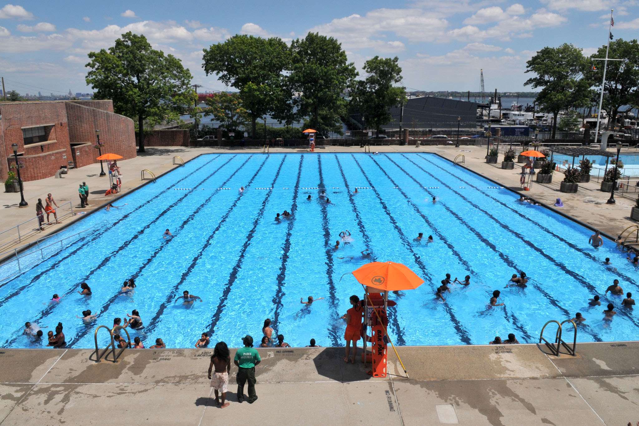 découvrez notre piscine communautaire, un espace convivial pour se détendre, nager et partager des moments agréables en famille ou entre amis.