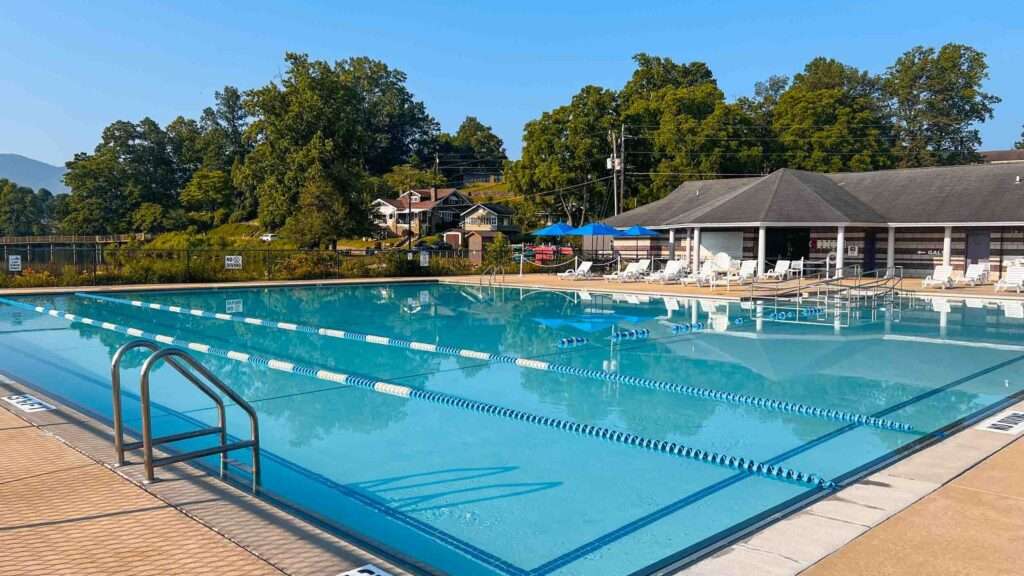 découvrez notre piscine communautaire, un espace convivial idéal pour se rafraîchir, se détendre et partager des moments agréables en famille ou entre amis.