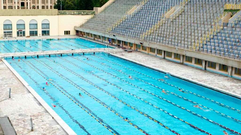 découvrez notre piscine olympique moderne, idéale pour la natation de compétition, l'entraînement intensif et les activités aquatiques en plein air.