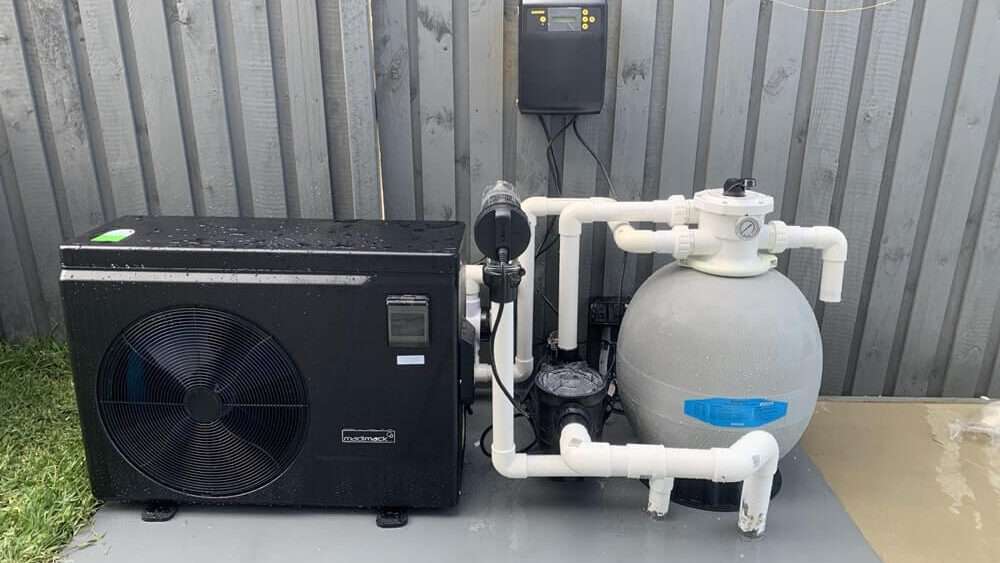 installation de pompe à chaleur pour piscine : bénéficiez d'une eau chauffée toute l'année, économique et respectueuse de l'environnement.