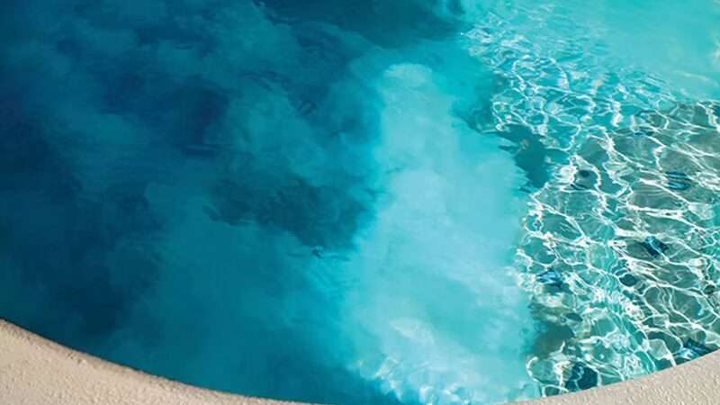 découvrez notre piscine au design unique avec une eau laiteuse apaisante, idéale pour une expérience de baignade relaxante et originale.